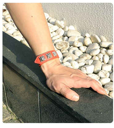 クロムハーツ 3ボタン2スナップ ブレスレットピラミッドクロスボタン レッド